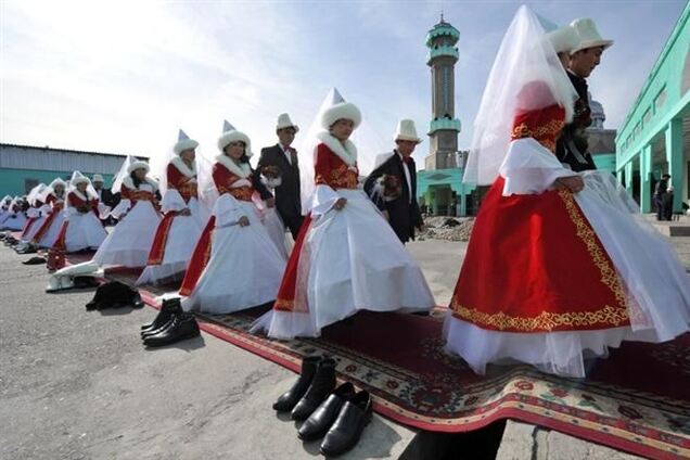 Массовая свадьба в Киргизии