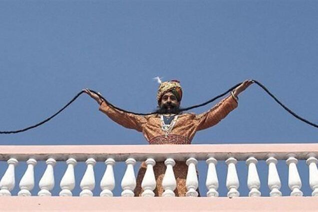 Самые длинные усы в мире растили 32 года