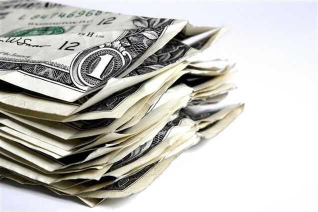 Доллар снижается к иене на мировом рынке