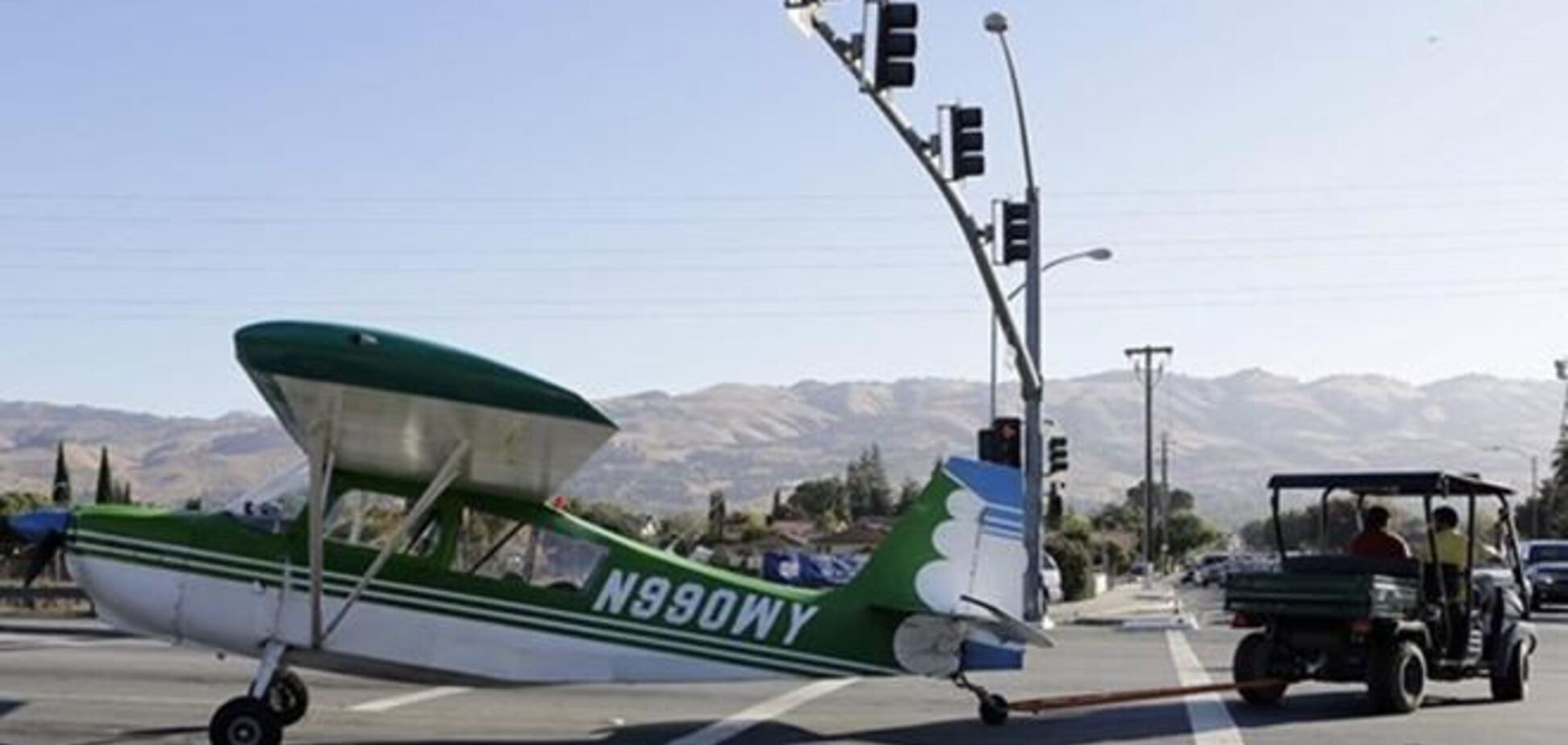 У Каліфорнії літак екстрено приземлився на шосе