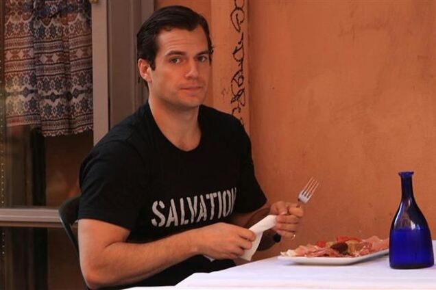 Генри Кавилл шатается по Риму в гордом одиночестве