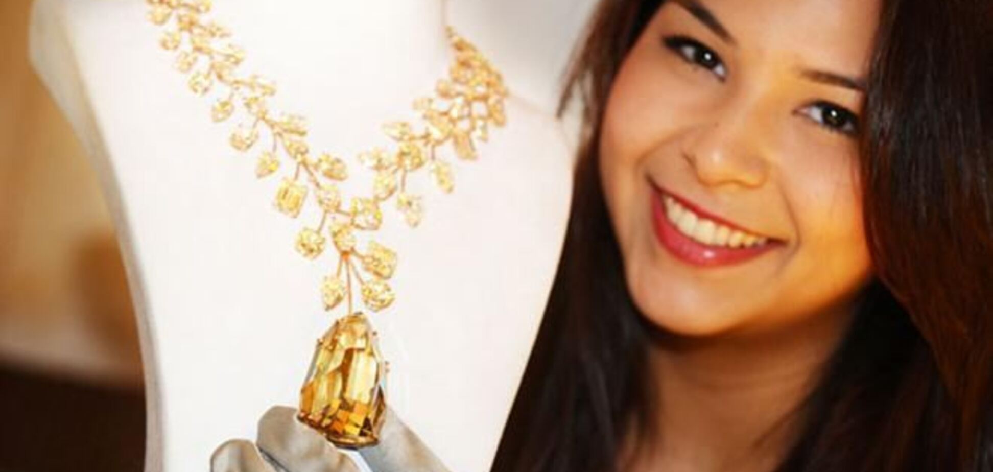 Самое дорогое колье мира стало главным украшением ярмарки в Сингапуре