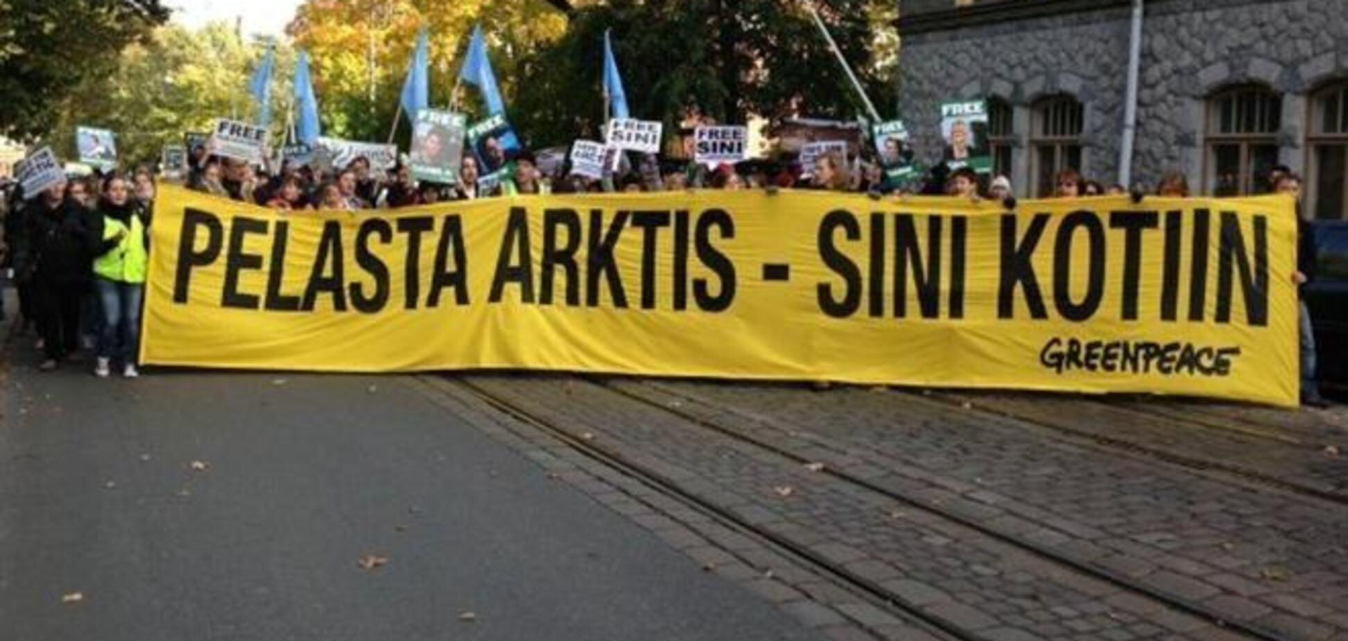 Активисты Greenpeace в Хельсинки идут с протестами под посольство РФ