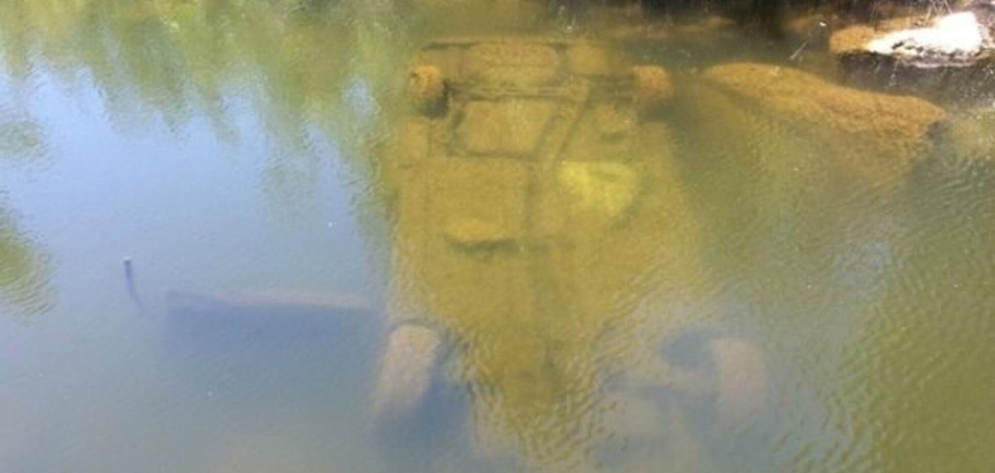 В Десне утонул автомобиль: пассажиров ищут водолазы