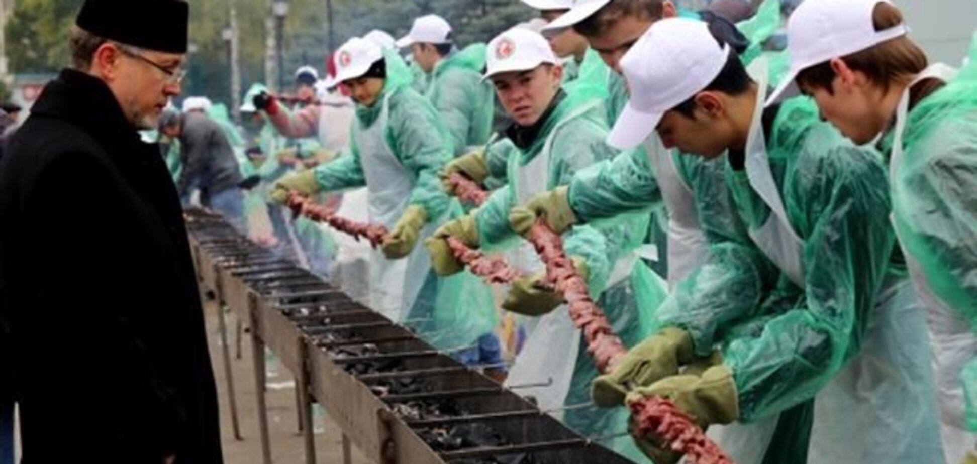 В Казани приготовили самый длинный шашлык в мире