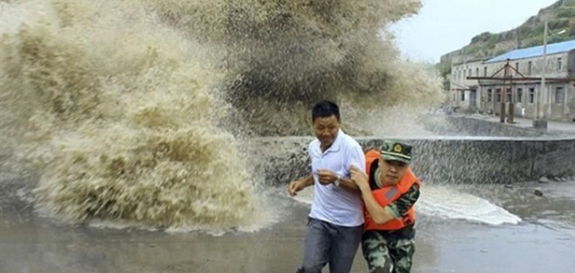 У Китаї через потужний тайфун оголосили масову евакуацію