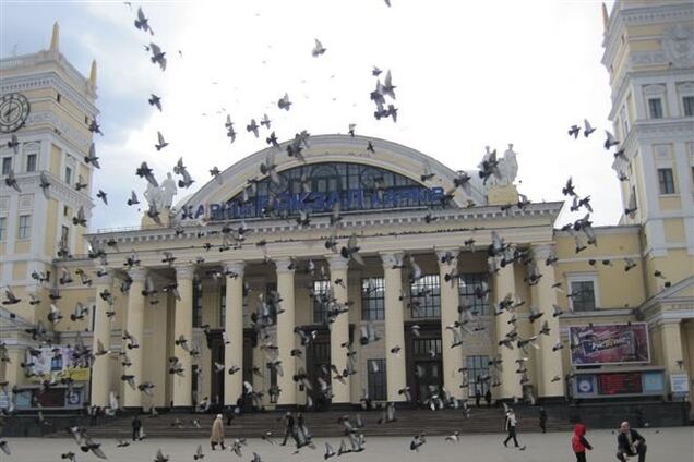 Майже 2 тисячі людей евакуювали з вокзалу Харкова через загрозу мінування