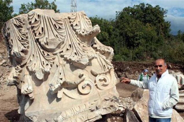 В Турции обнаружили обломки древней коринфской колонны