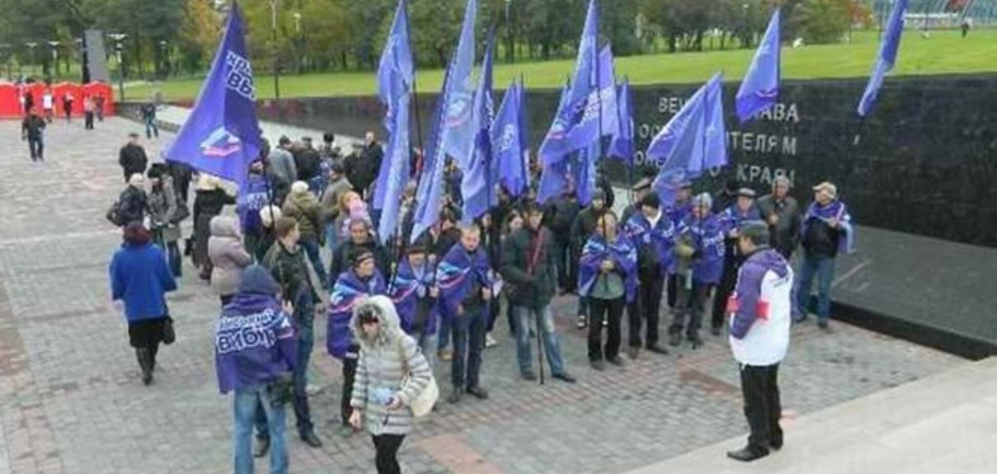 В Донецке коммунисты и регионалы митинговали друг против друга