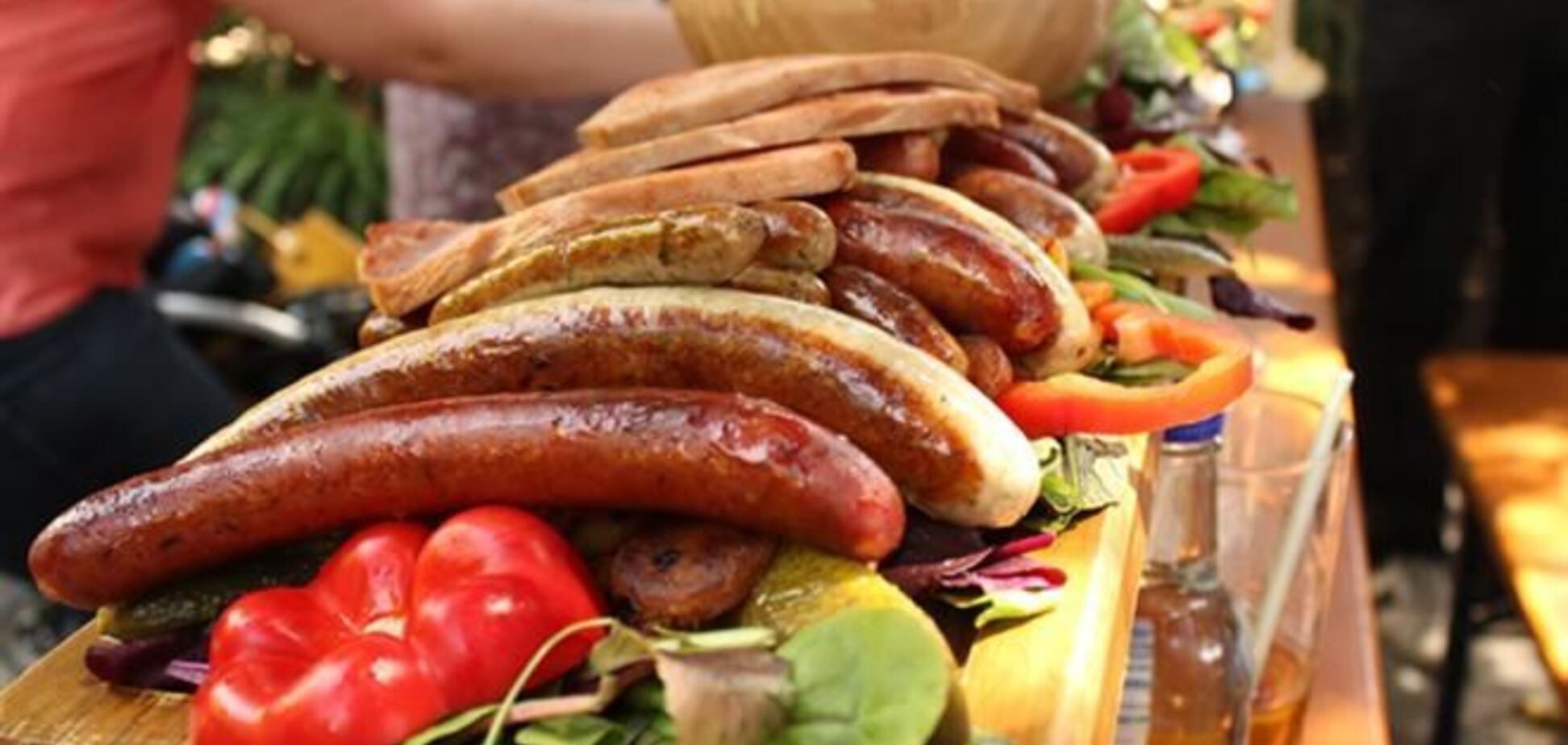 В Румынии мужчина умер на фестивале по поеданию колбасы