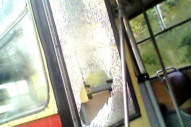 У Чернівцях розлючений пасажир розгромив тролейбус