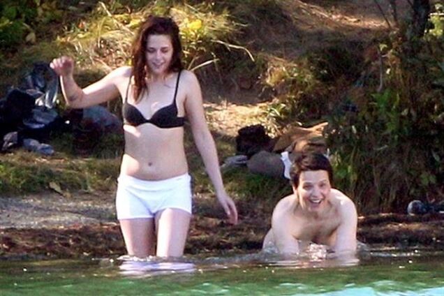 Голые Кристен Стюарт и Жюльет Бинош на съемках