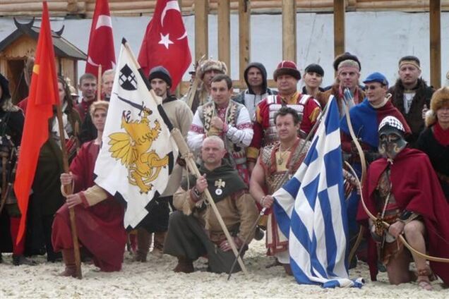 Турнир лучников в Древнем Киеве: рыцари, лучники и барышни верхом