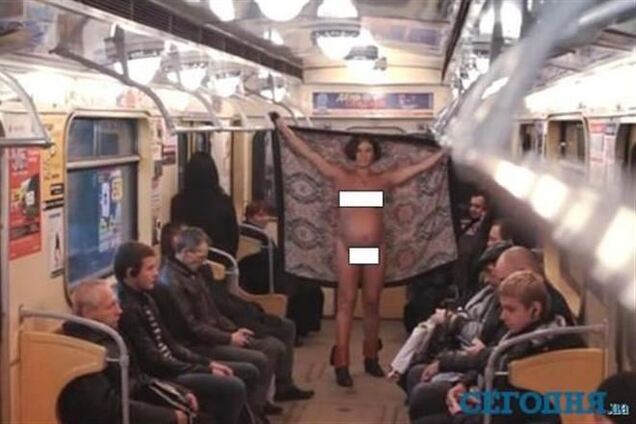 Появилось видео беременной, которая голой каталась в метро Харькова