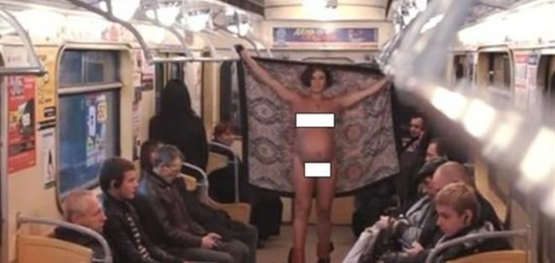 Появилось видео беременной, которая голой каталась в метро Харькова