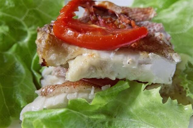 Морской окунь, запеченный с помидорами