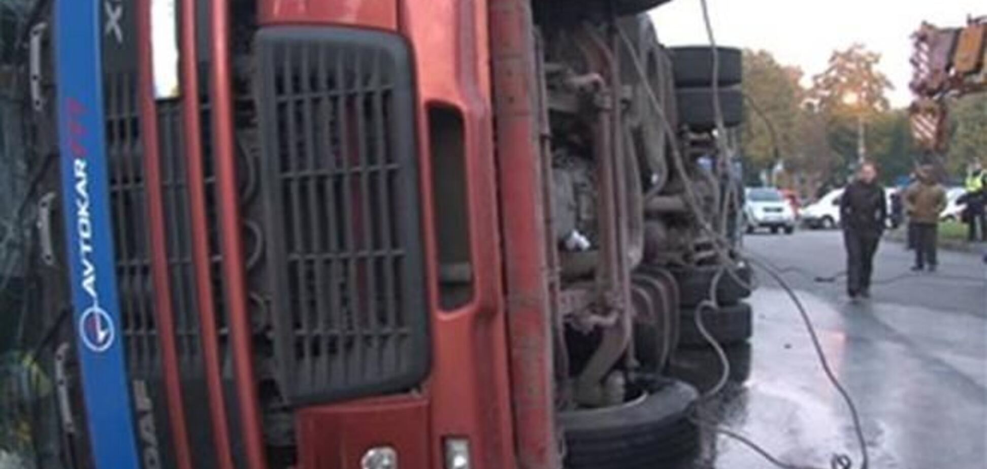 На Киевщине перевернулся грузовик: рассыпалась соя
