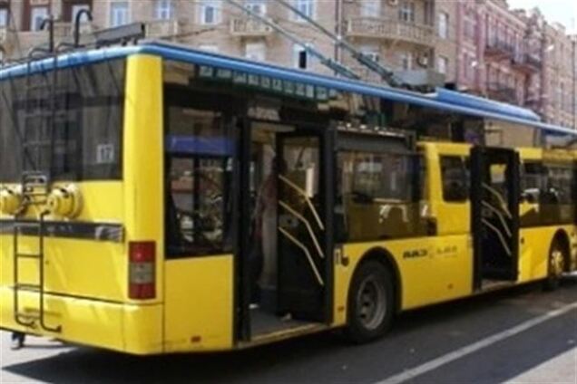 На Нивках пассажиры троллейбуса устроили драку
