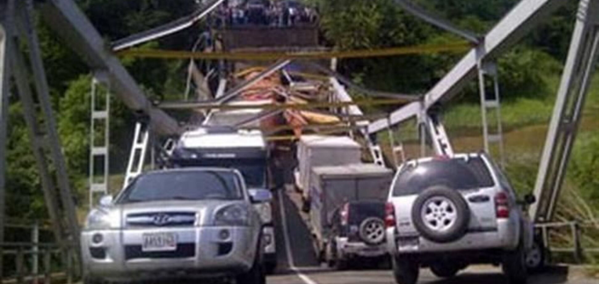 В Венесуэле обрушился автомобильный мост