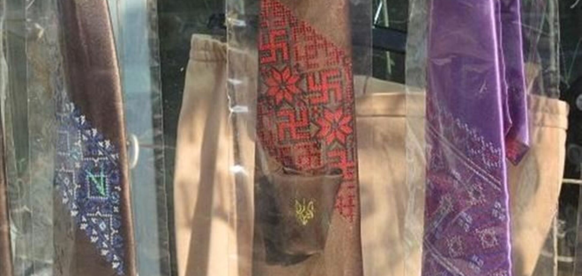 Во Львове можно купить галстук со свастикой за 225 гривен