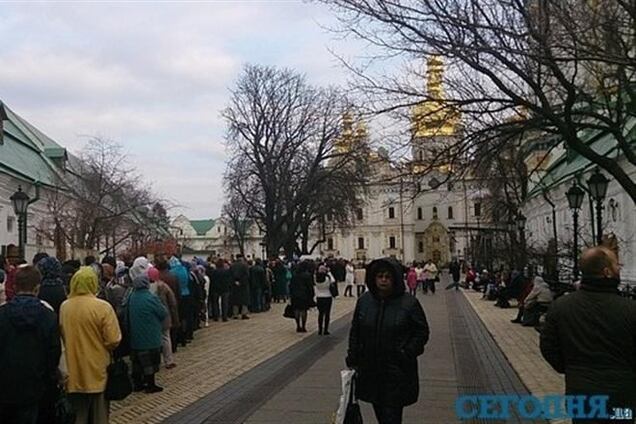 В Киеве тысячи верующих стоят в очереди к мощам Георгия Победоносца