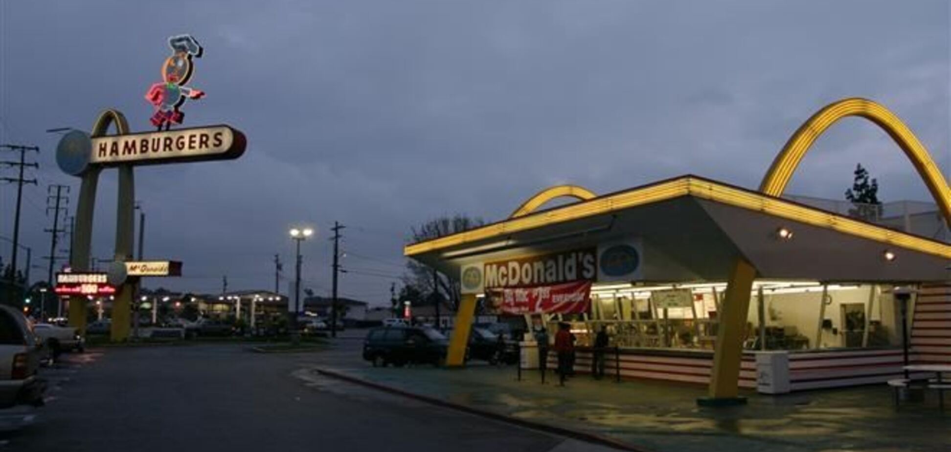 Японский McDonald’s открыл двери бомжам