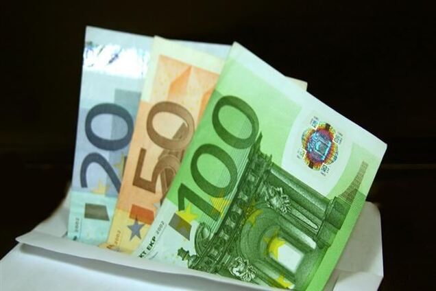 Евро еще снизился на закрытии межбанка