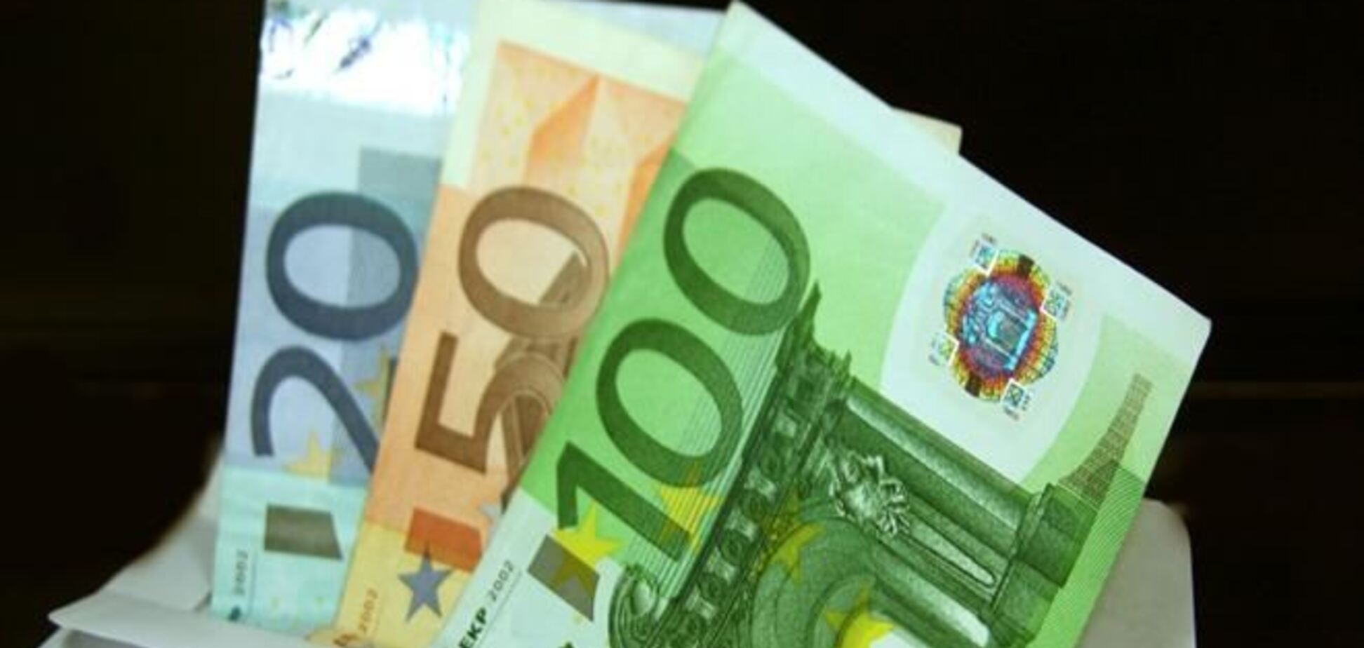 Евро еще снизился на закрытии межбанка