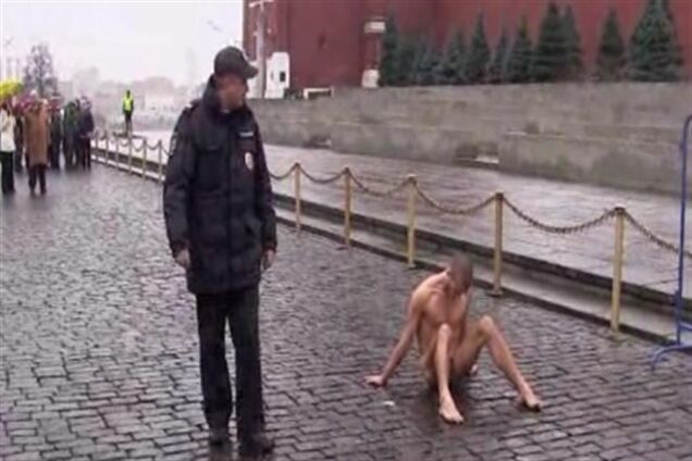 На Красній площі в Москві художник прибив свої геніталії до бруківці