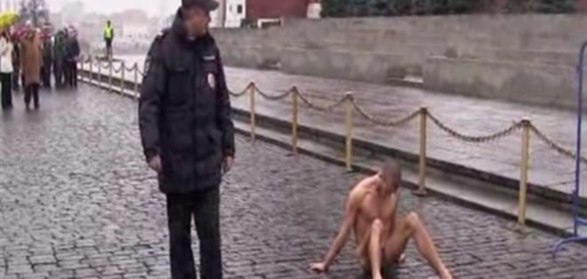 На Красной площади в Москве художник прибил свои гениталии к брусчатке