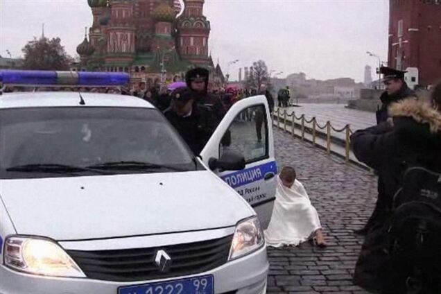 Художник прибил себя за гениталии к мостовой