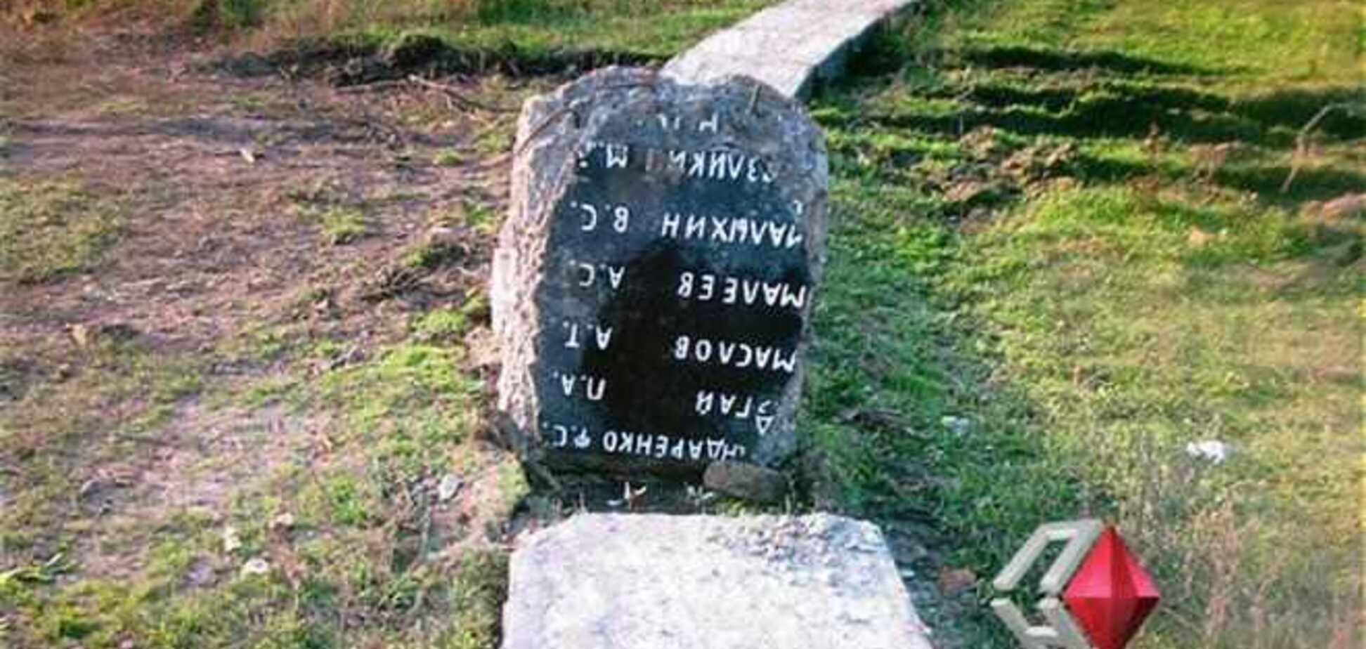 На Николаевщине чиновница выложила дорогу к дому из мемориальных плит