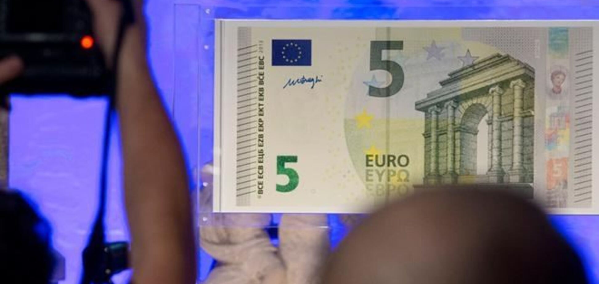 Франция предлагает заменить купюры €5 на монеты