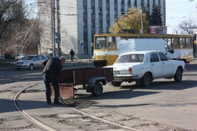 Достало! В Донецкой области автолюбитель взялся за ремонт дорог