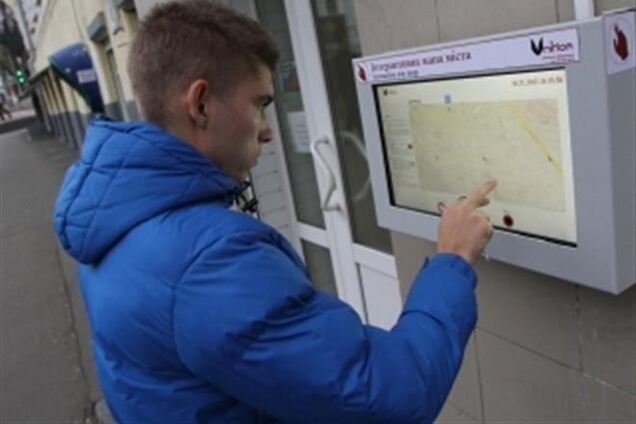 В центре Киева установили сенсорную карту мира