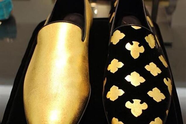 В Дубае продают золотые туфли