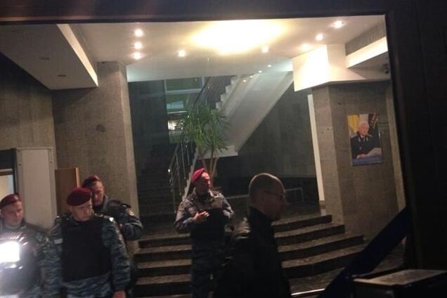 К зданию ГПУ, где находится Власенко, стягивают 'Беркут'