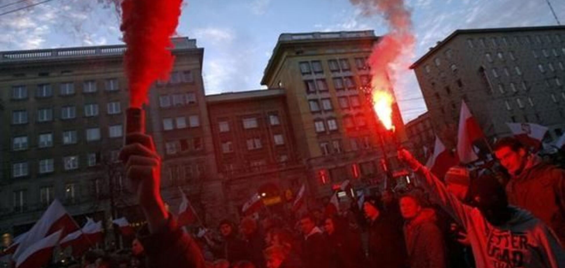 В Варшаве националисты устроили пожар у здания посольства РФ