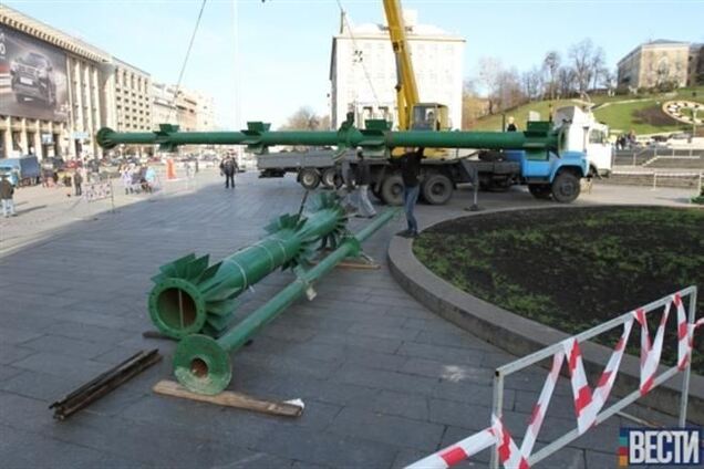 В центр Киева привезли новогоднюю елку