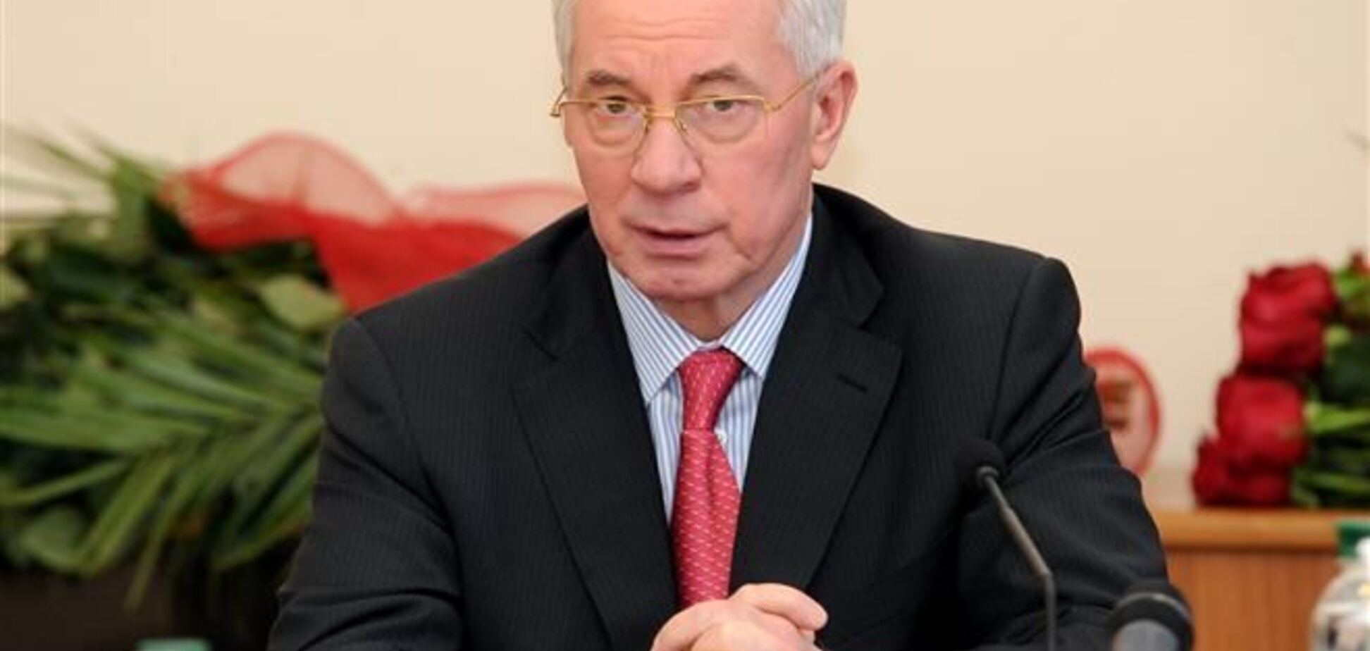 Азаров заверил, что денег на пенсии и зарплаты достаточно