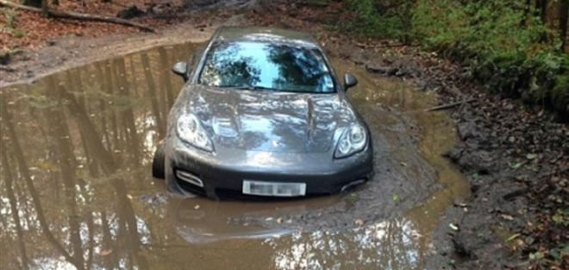 Футболист сборной Англии утопил свой Porsche в болоте