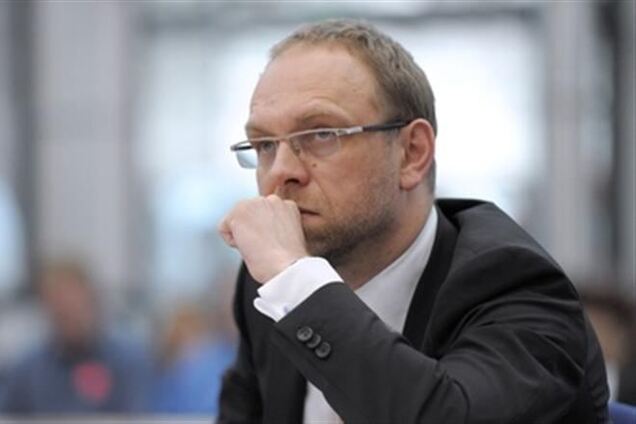 У Власенко хотят забрать загранпаспорт