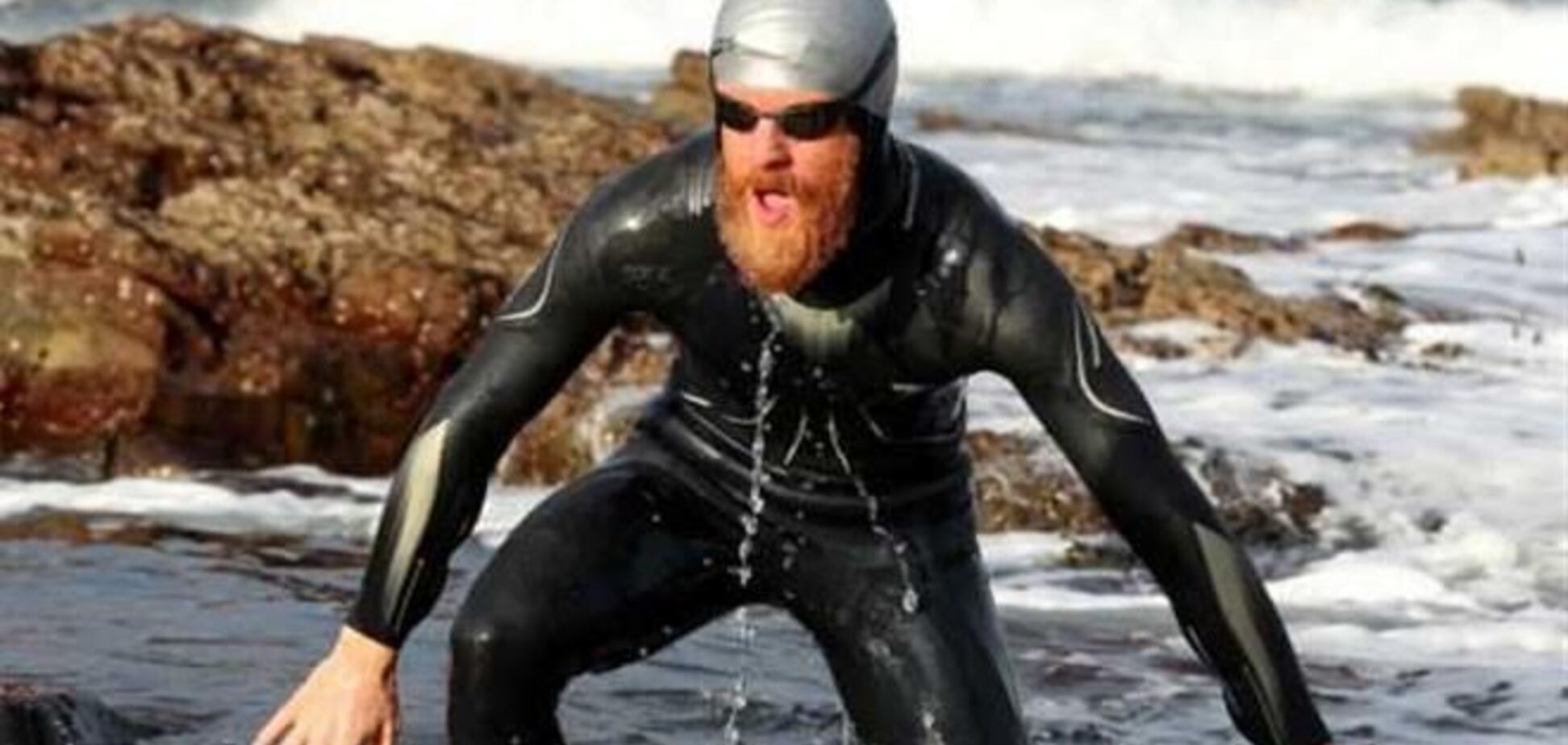 В Британии пловец доплыл до финиша, распугав медуз рыжей бородой