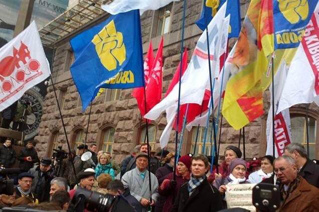 На митинге под Киевсоветом собралось около 400 оппозиционеров