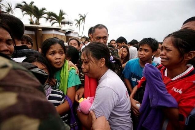 Янукович поручил помочь пострадавшим от супертайфуна Филиппинам