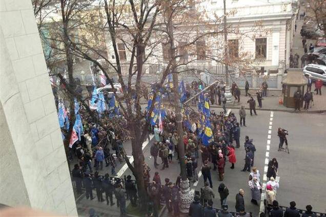 Під Радою мітингують 300 опозиціонерів
