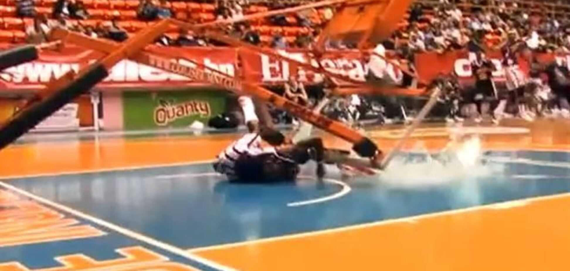 Баскетбольный трюкач едва не погиб во время матча