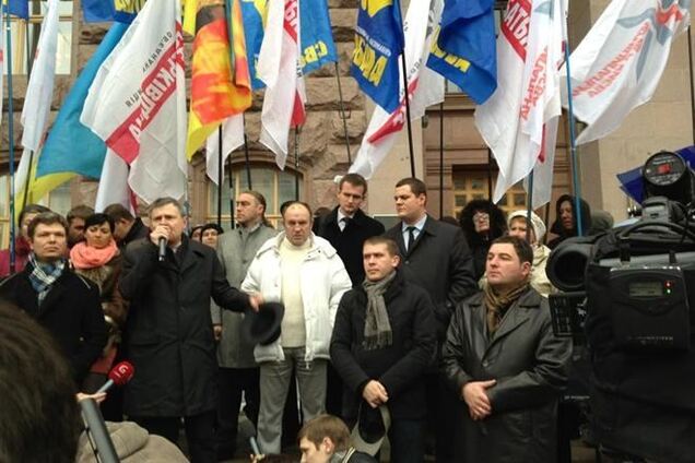 Митингующих под Киевсоветом призвали идти к Верховной Раде