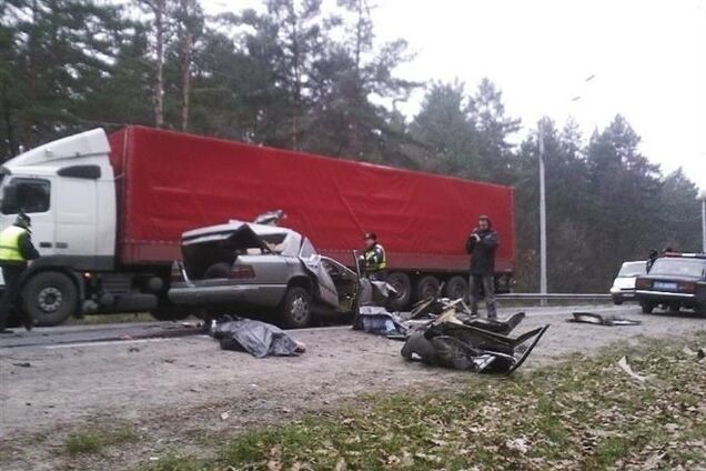 Под Киевом иномарка протаранила фуру, есть жертвы