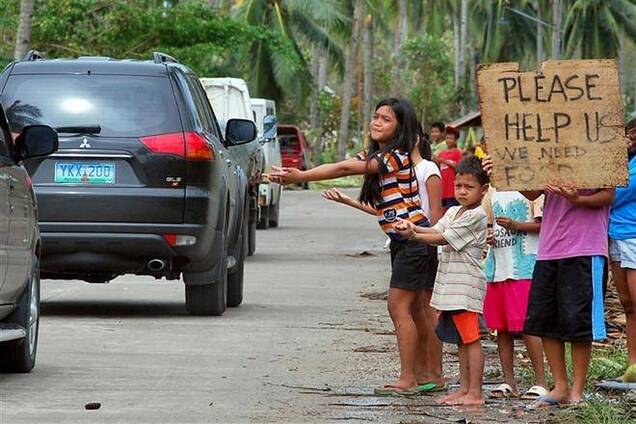На Филиппинах люди просят еды